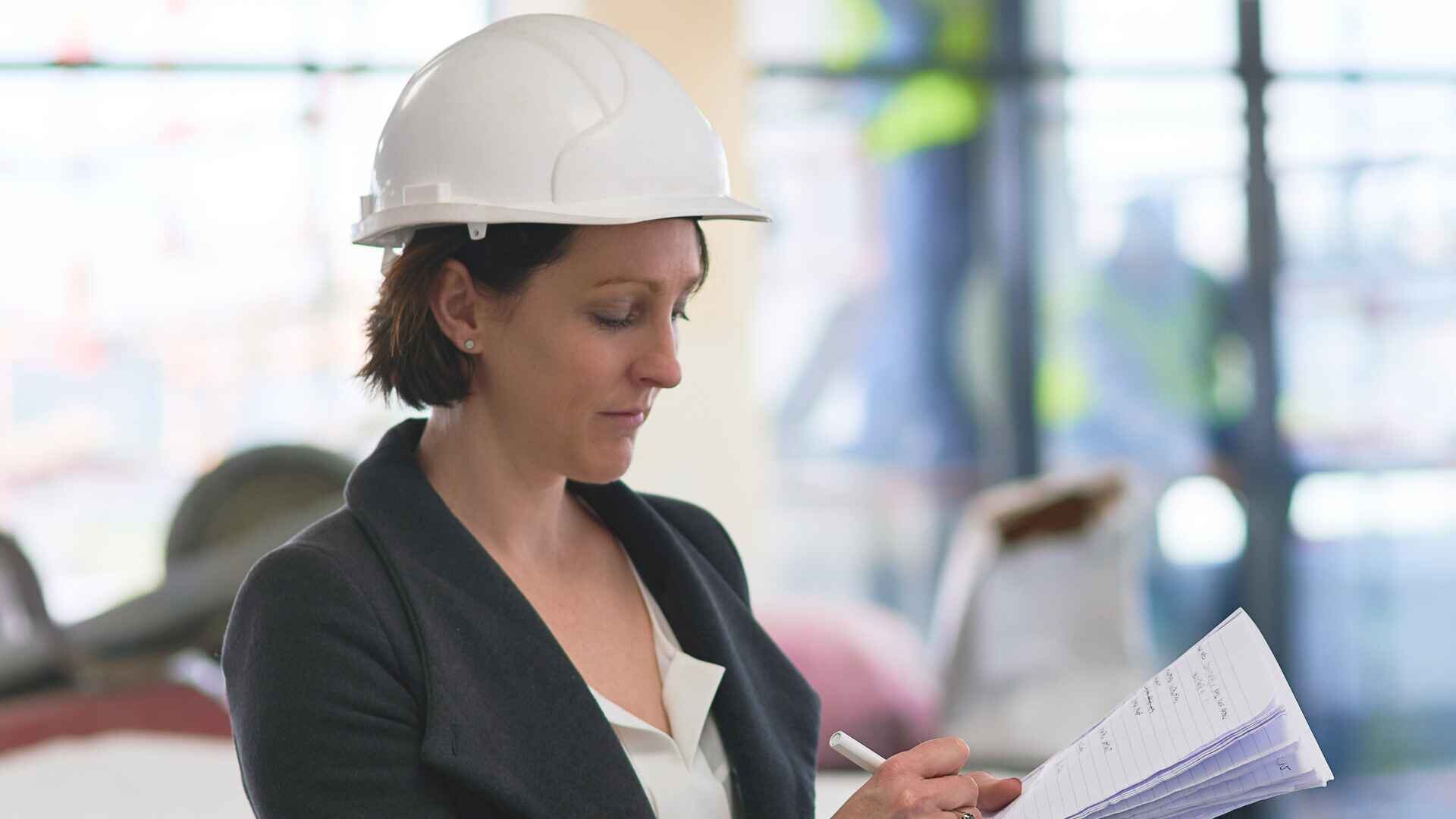 επιθεωρήτρια διενεργεί έλεγχο σε επιχείρηση για πιστοποίηση iso