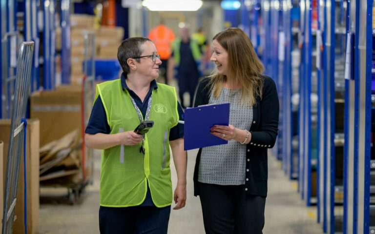 Επιθεωρήτρια και εργάτρια συνομιλούν κατά τη διάρκειας ελέγχου επιχείρησης για πιστοποίηση ISO 9001