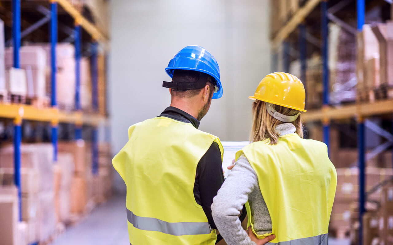 εργάτες σε αποθήκη ελέγχου λίστα απαιτήσεων για πιστοποίηση iso 45001